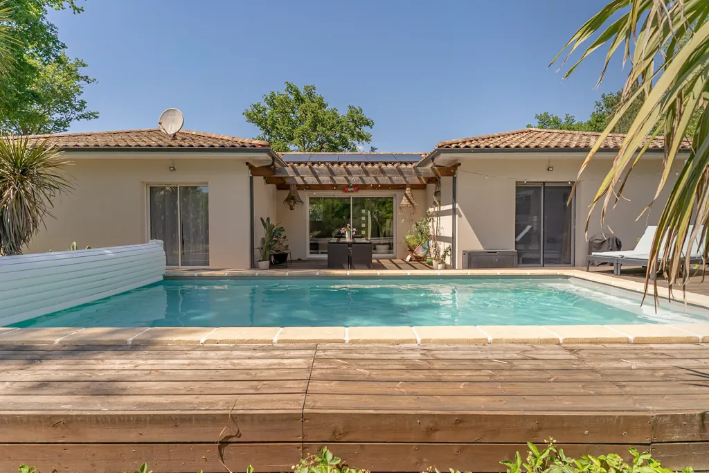 Bassein - Contemporary House with Pool in Salles