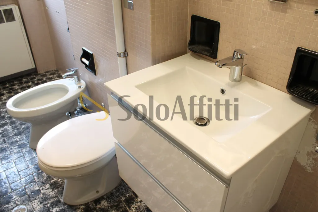 Salles de bain - Shared Apartment with Modernised Rooms in City Centre