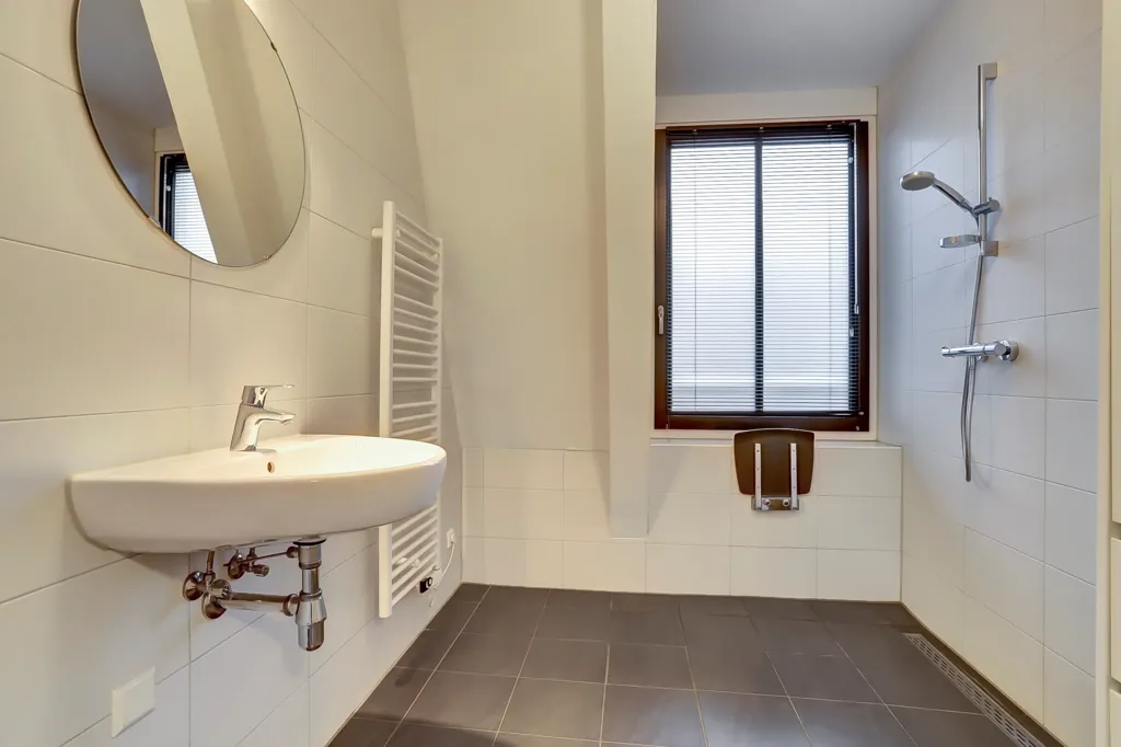 Salles de bain - Portiekflat with Loggia in Diessen Centre