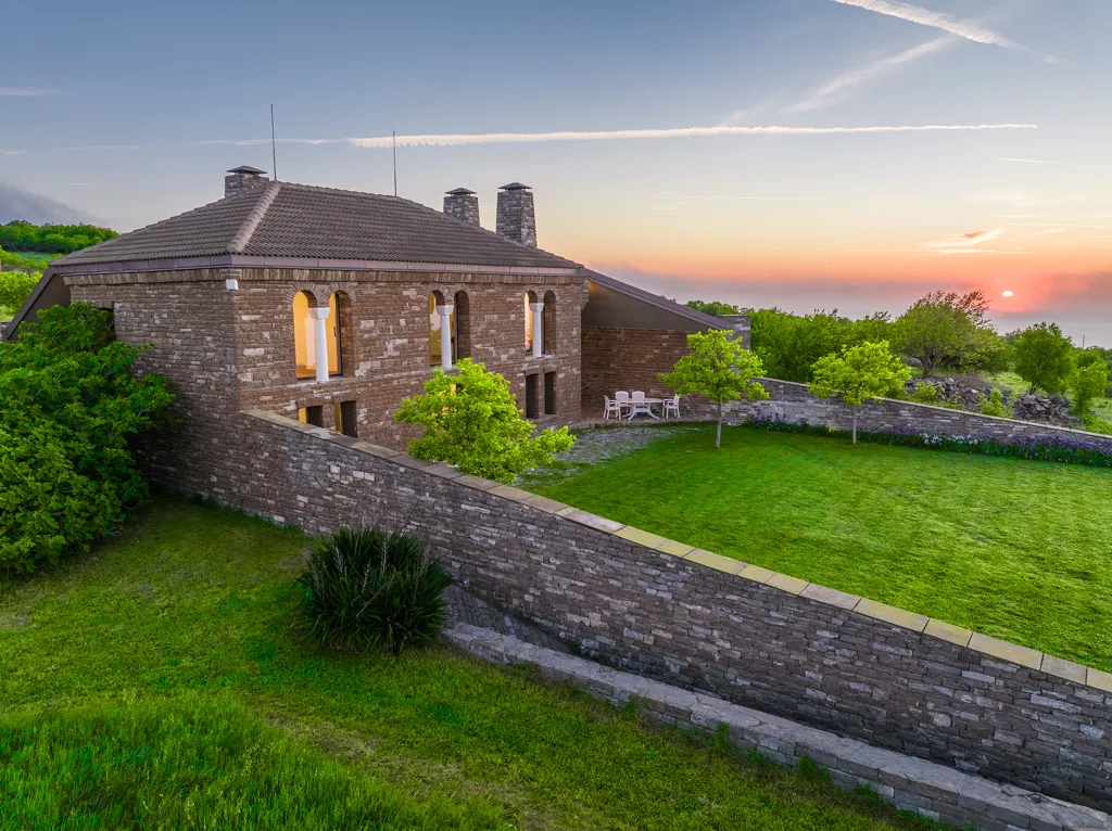 3-bedroom house in Emona
