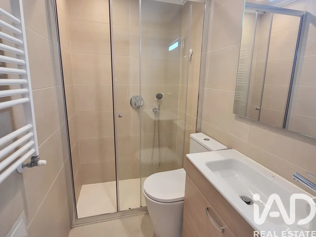 Bathrooms - T3 Apartment with Spacious Terrace in Alfragide