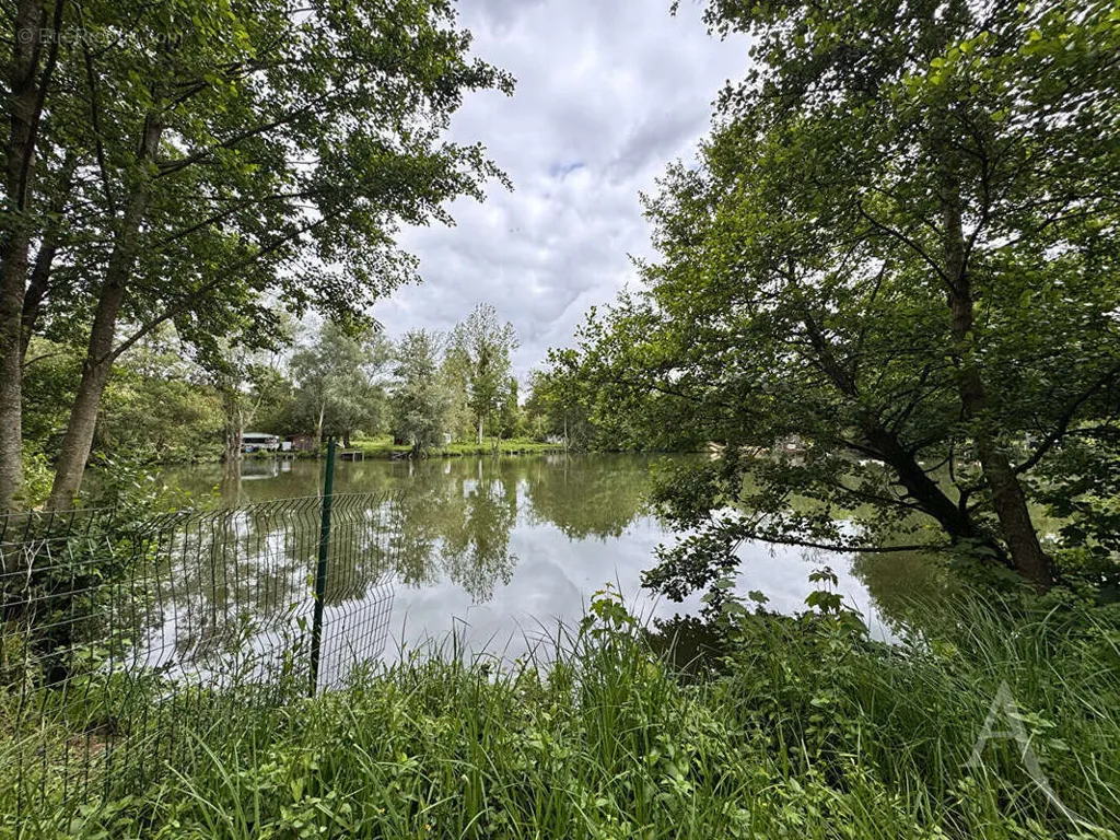 Aed - Lakeside Land with Etang near Amiens