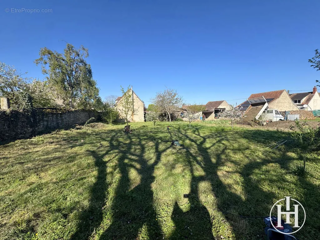 Aed - Renovatable House with Garden in La Celle