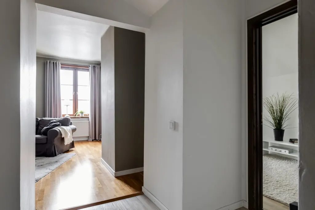 Hallway - Charming Two-Bedroom Flat with Balcony in Central North