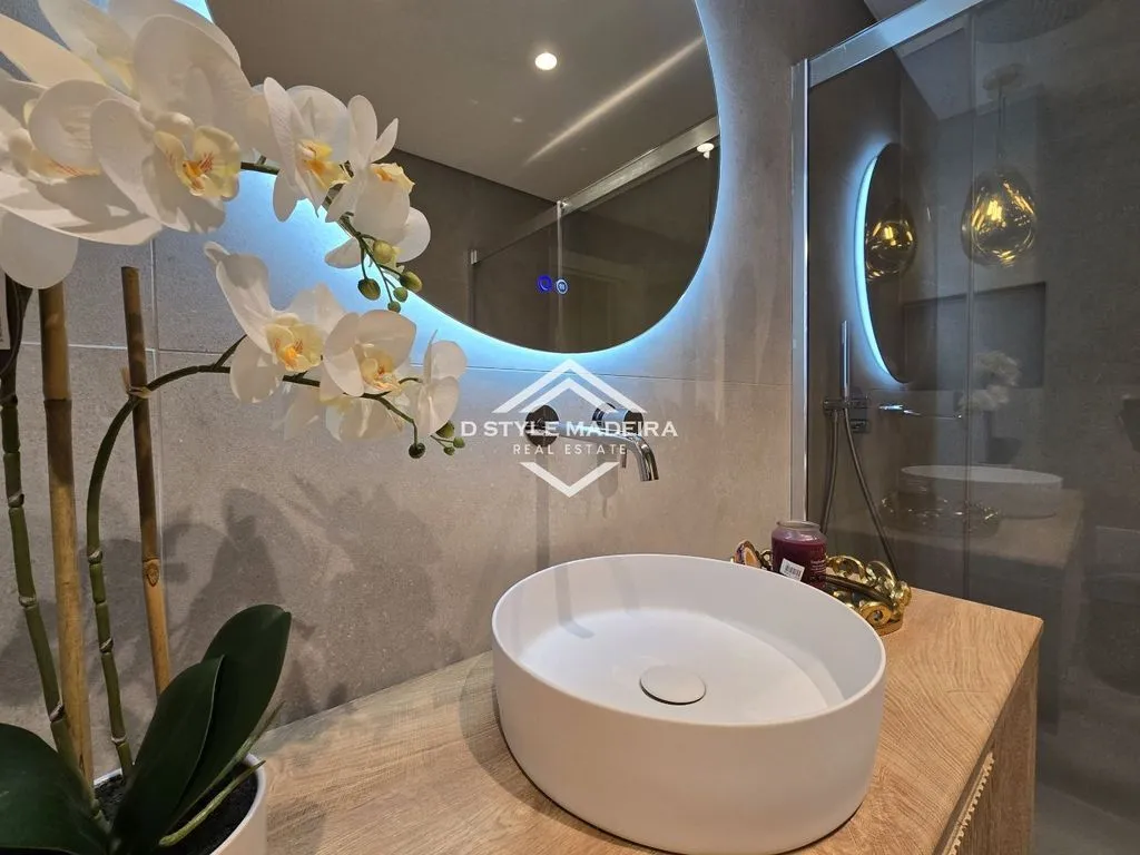 Bathrooms - Luxury Flat with Pool in Funchal, Madeira