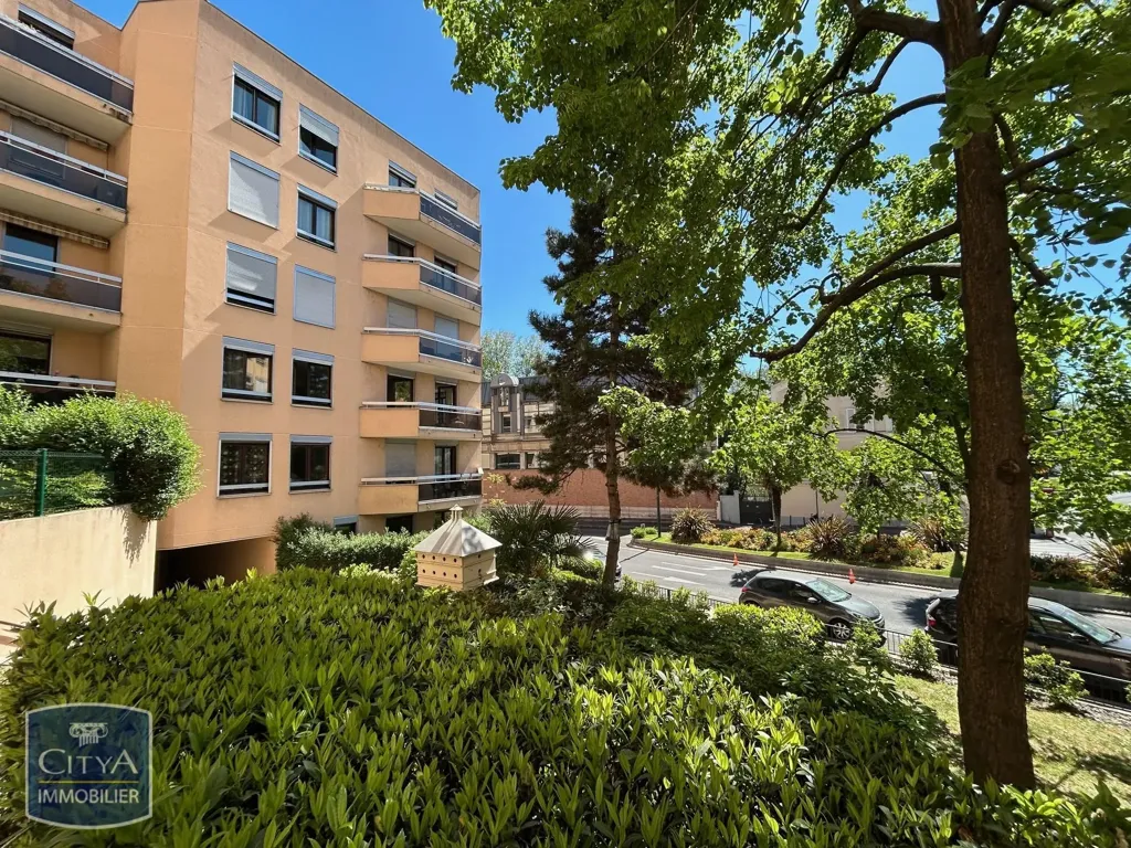 Garden - Bright Flat with Metro Access in Saint-Maurice