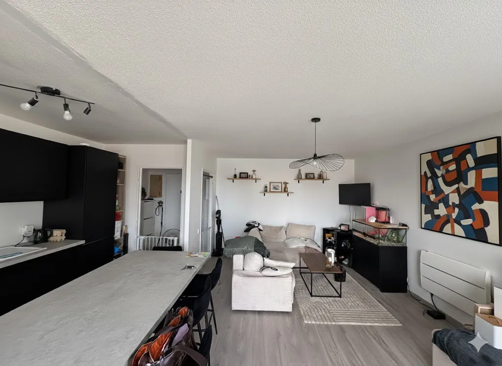 Elutuba - 3-Bed Apartment with Balcony View in Le Bouscat