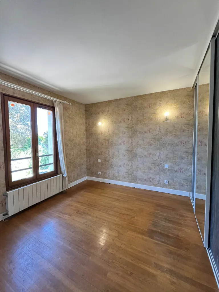 Toad - Mixed-Use Property with Terrace in Decize
