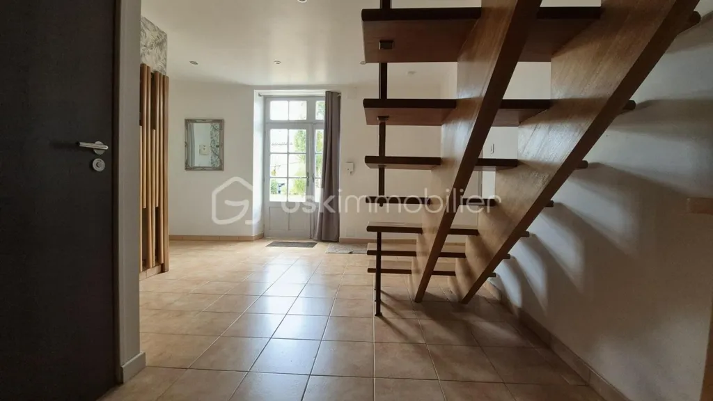 Esik - Charentaise with Balcony in Mignon