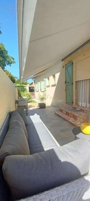 Terrasse - Villa Traditionnelle avec Studio et Piscine à Vendre