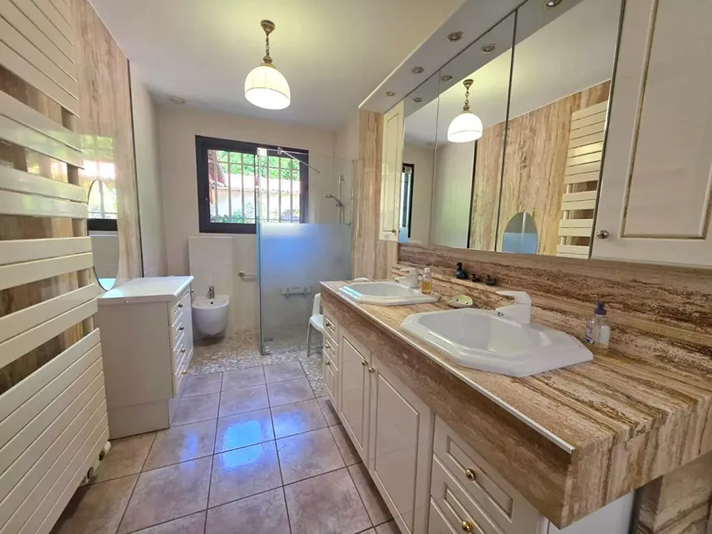 Salles de bain - Maison de Standing avec Terrasse à Trelissac