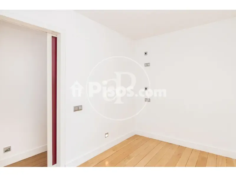 Rooms - Modern Apartment with Balcony Views in Madrid Centre