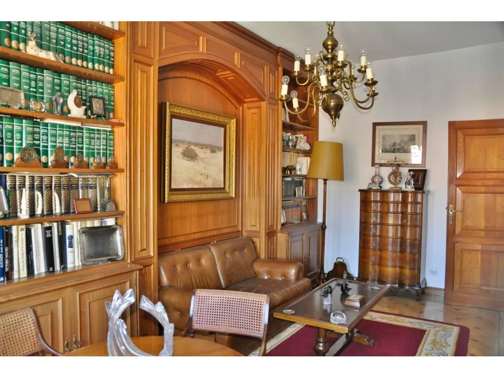 Bureau - 7-Bedroom Flat with Lift in Palencia
