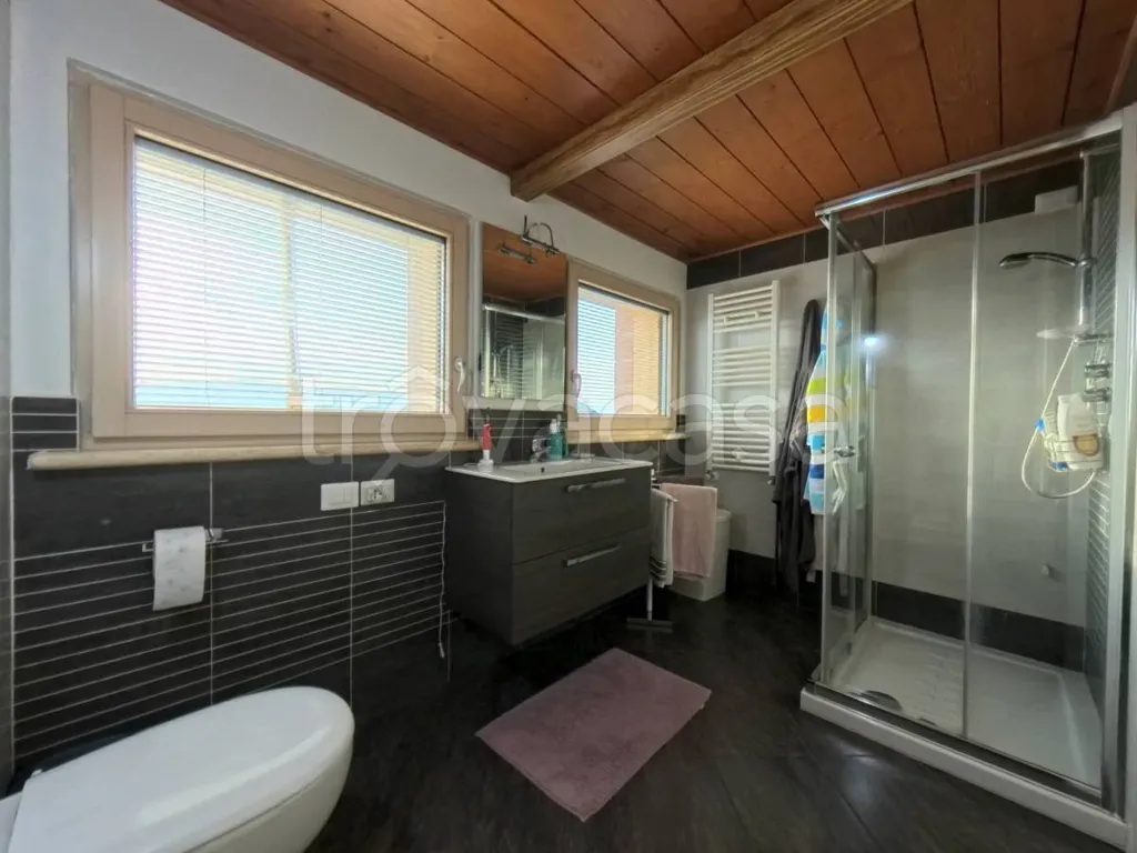 Salles de bain - Modern Attico with Terrace in Citerna