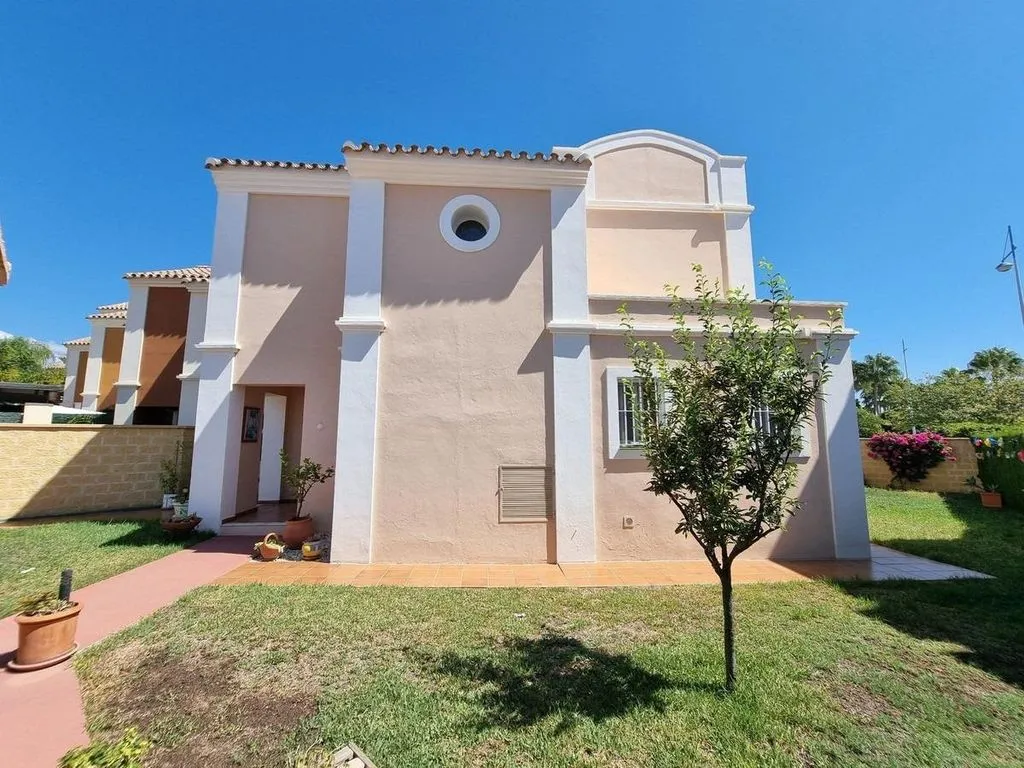 Välivaade - Corner Luxury House with Pool Potential in San Pedro