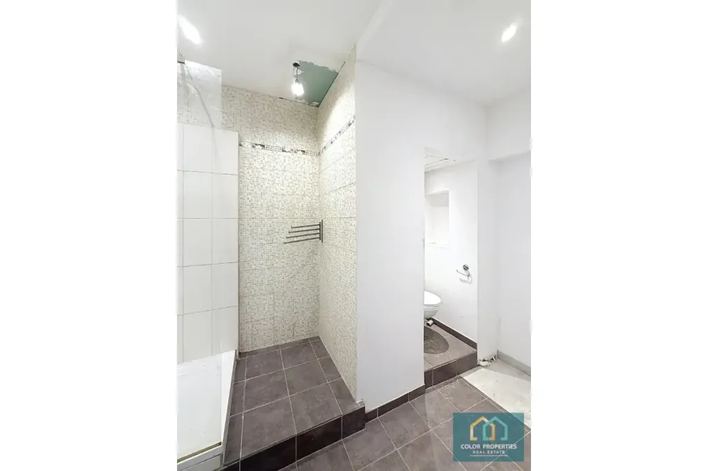 Salles de bain - Appartement à Rénover avec Jardins Intérieurs à Ganshoren