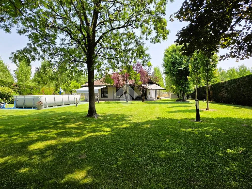 Aed - Villa with Private Park in Borgoforte