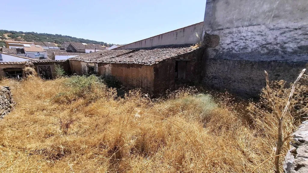 Jardin - Urban Plot with Natural Park Access in Cumbres de Enmedio