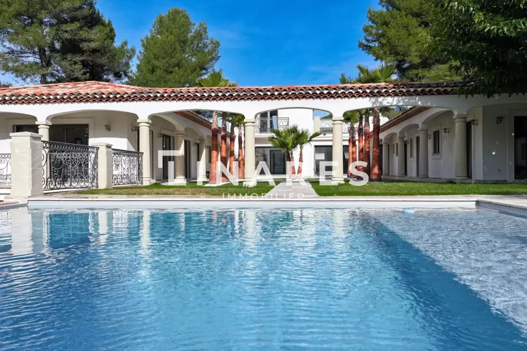 Bassein - Villa with Pool and 28,000 m² Park in Llinares
