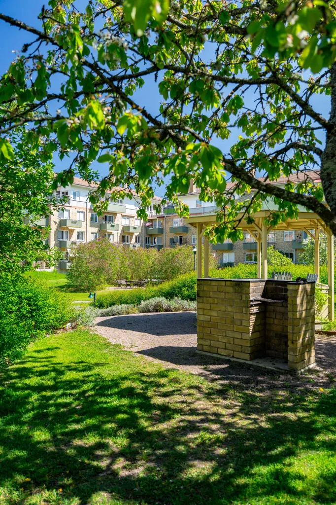 Giardino - Charming Through-Flat with South-West Balcony in Luthagen