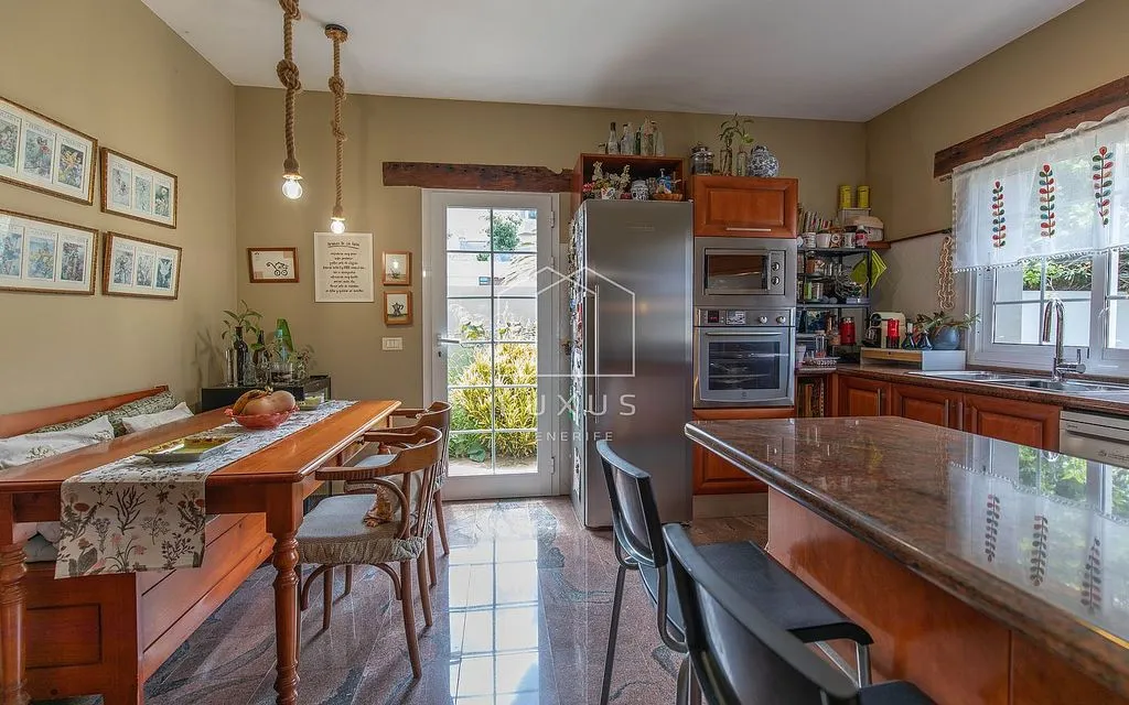 Cuisine - Luxury Villa with Pool in El Sauzal