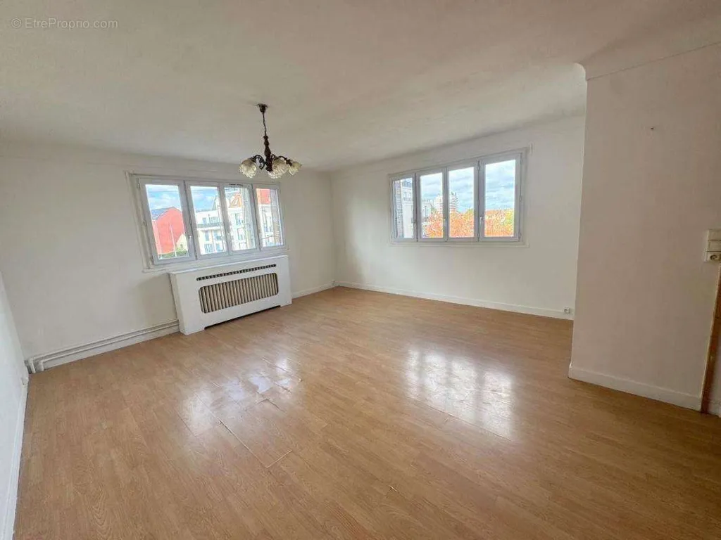Séjour - Immeuble avec Terrasse et Parking au Blanc-Mesnil