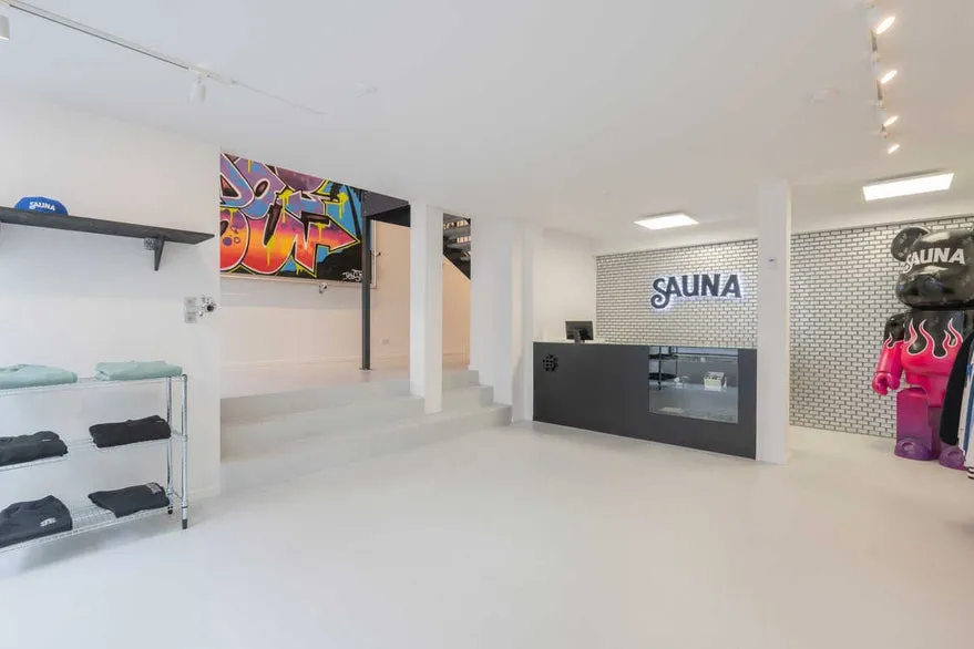 Pièces - High-ceilinged Retail Unit with Double-height Windows