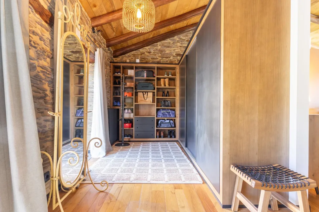 Entrée - Restored Chalet with River Walk Access in Lugo