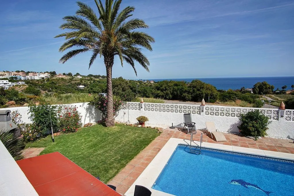 Piscine - Modern Villa with Pool in Torreguadiaro