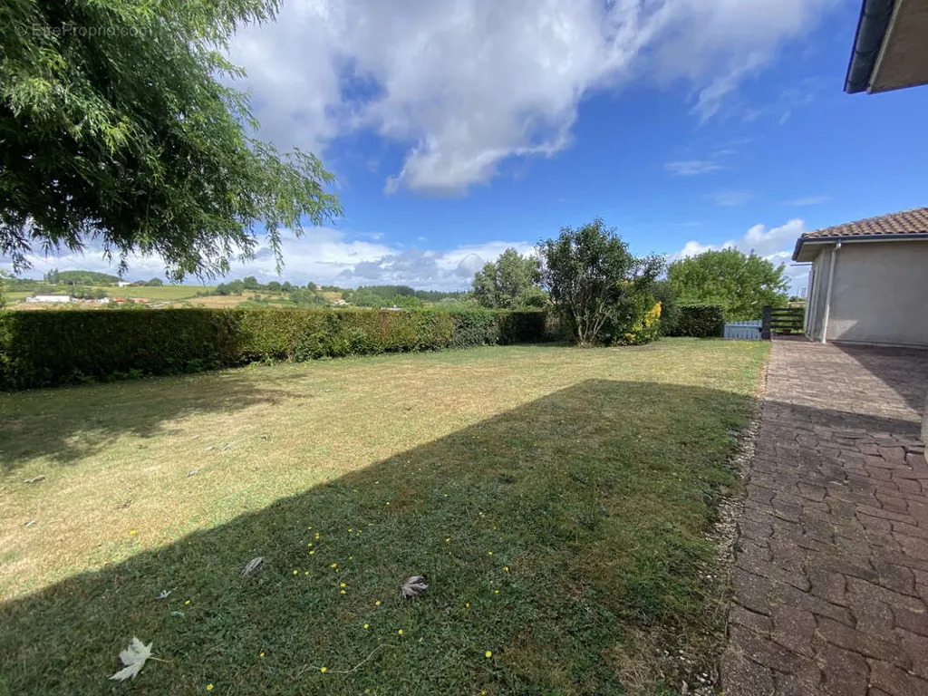 Aed - Villa with Terrace near Laroque Centre