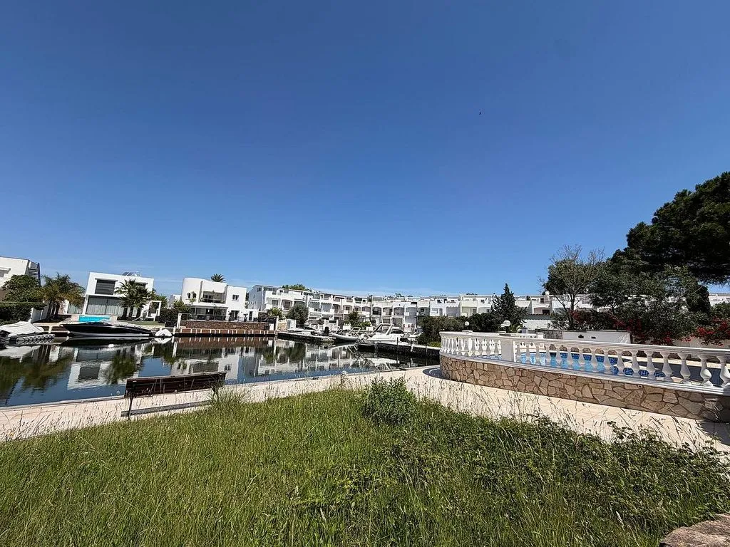 Aed - Chalet with Private Marina in Empuriabrava