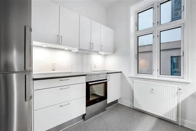 Cuisine - 5-Room Apartment with Shared Garden in Central Location