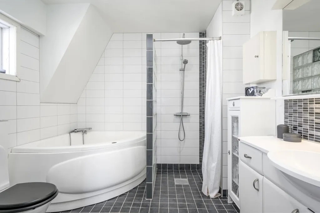 Bagni - Charming Villa with Garden in Central Location