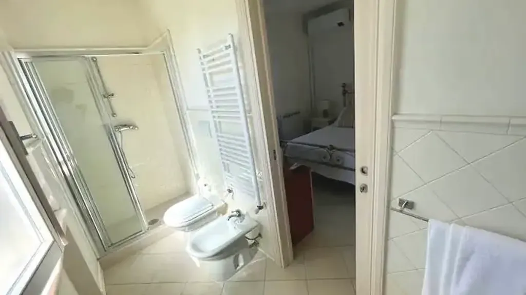 Salles de bain - Villa with Seafront Access in Forte dei Marmi