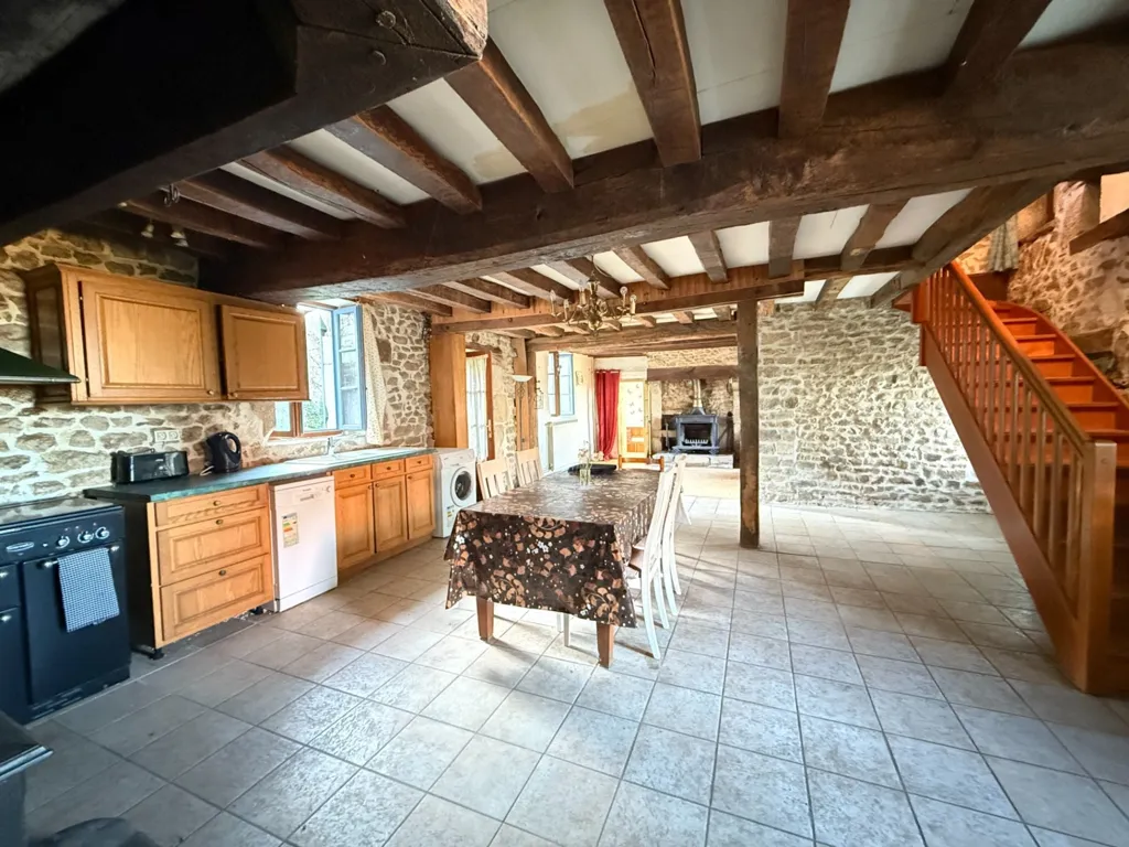 Cuisine - Maison en Pierre avec Cour Intérieure à Bussière-Dunoise