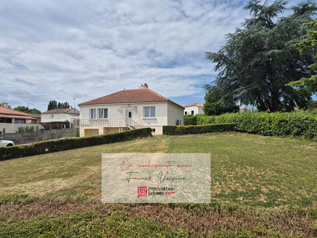 Jardin - Maison avec Sous-sol et Jardin à Saint Prouant