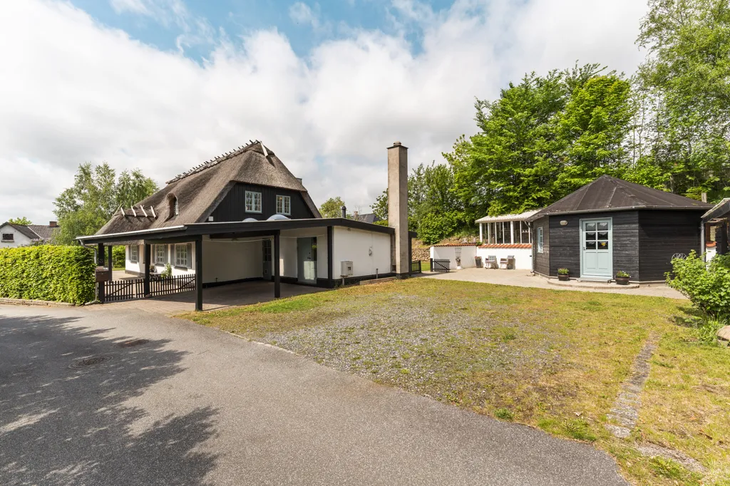 Välivaade - Thatched Villa with Garden in Helstrup