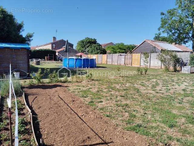 Jardin - Maison d'Époque dans un Village Paisible
