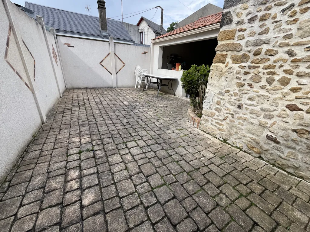 6-toaline maja asukohas Thouars