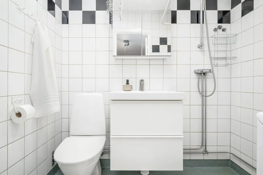 Salles de bain - Modernised Flat with Glass Balcony in Central Location