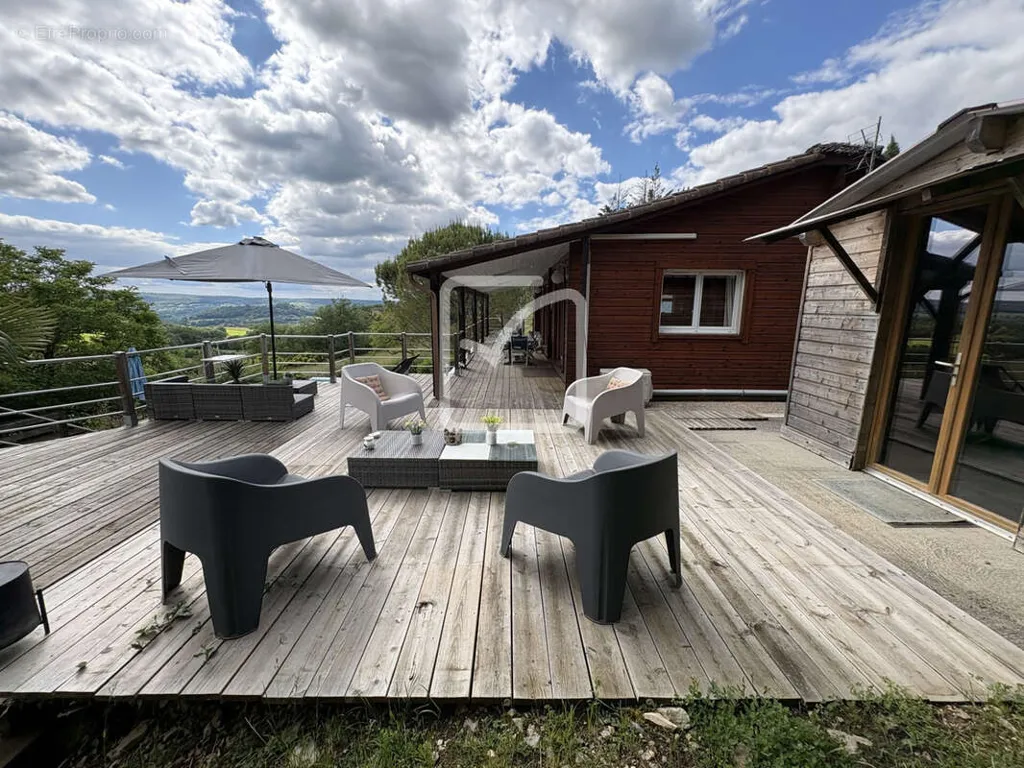 Terrass - Wooden Estate with Panoramic View near Saint-Céré