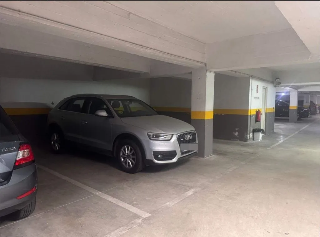 Garage - Luxury Flat with Pool on Arroyofresno Street, Madrid