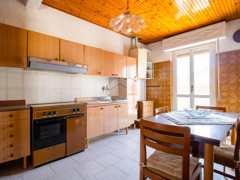 Cuisine - Spacious 4-Room Apartment with Garage in Atri
