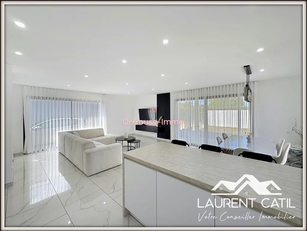 Elutuba - Contemporary House with Terrace in Romans Ouest