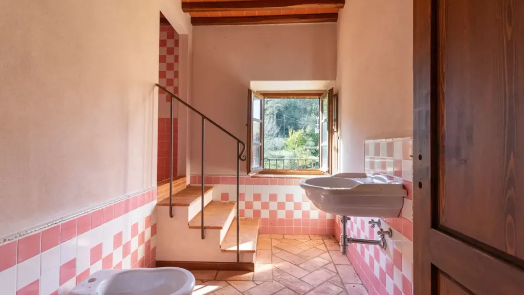 Bathrooms - Casale with Pool in Gaiole in Chianti