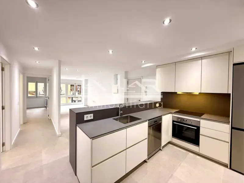 Cuisine - Modern Flat with Balcony in Vic Centre