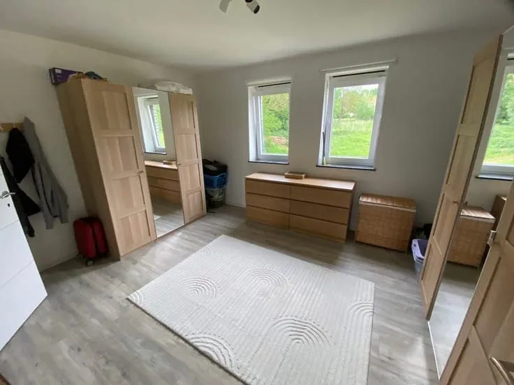 Bedrooms - 6-Bed House with Solar Panels in Green Setting