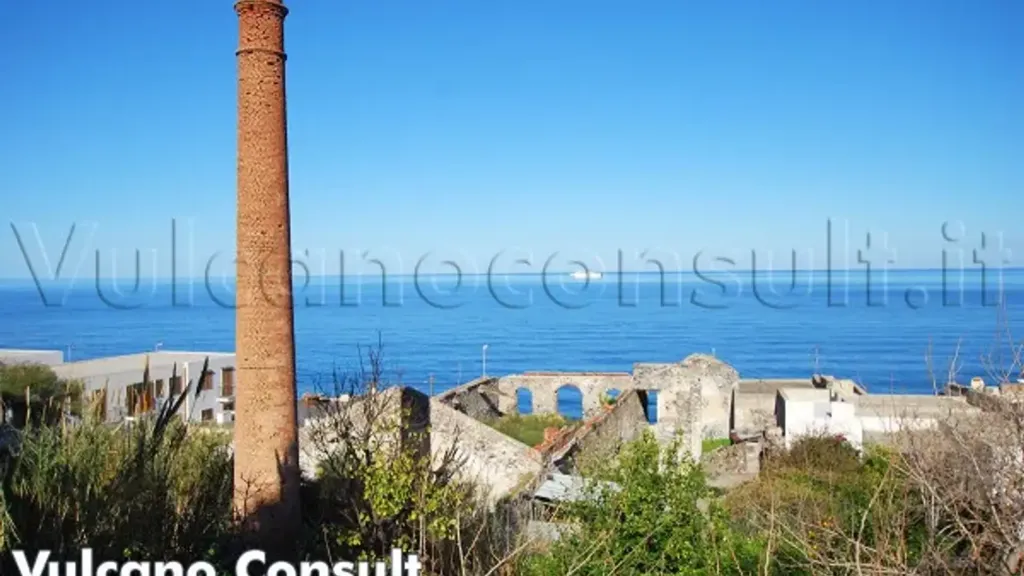 Aed - Rustic Seafront Property in Lipari