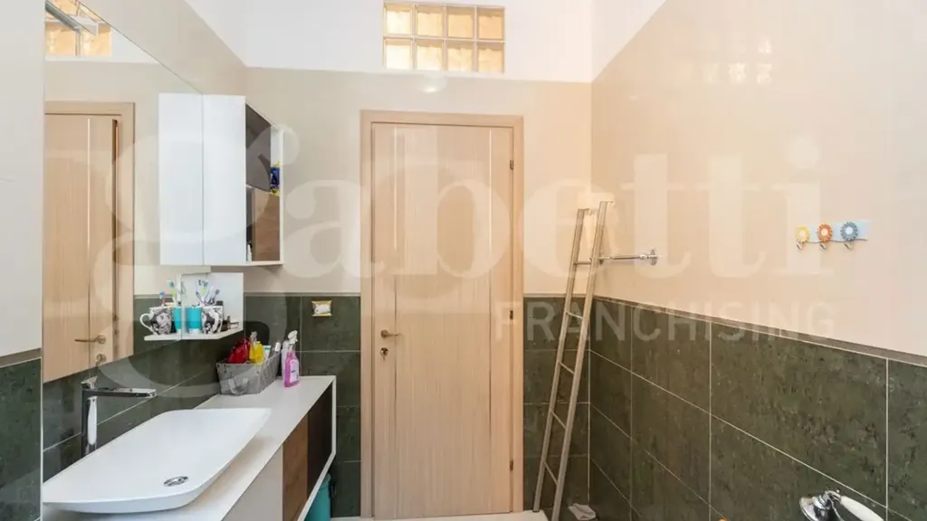 Salles de bain - Rear-Facing Apartment with Balcony in Monza