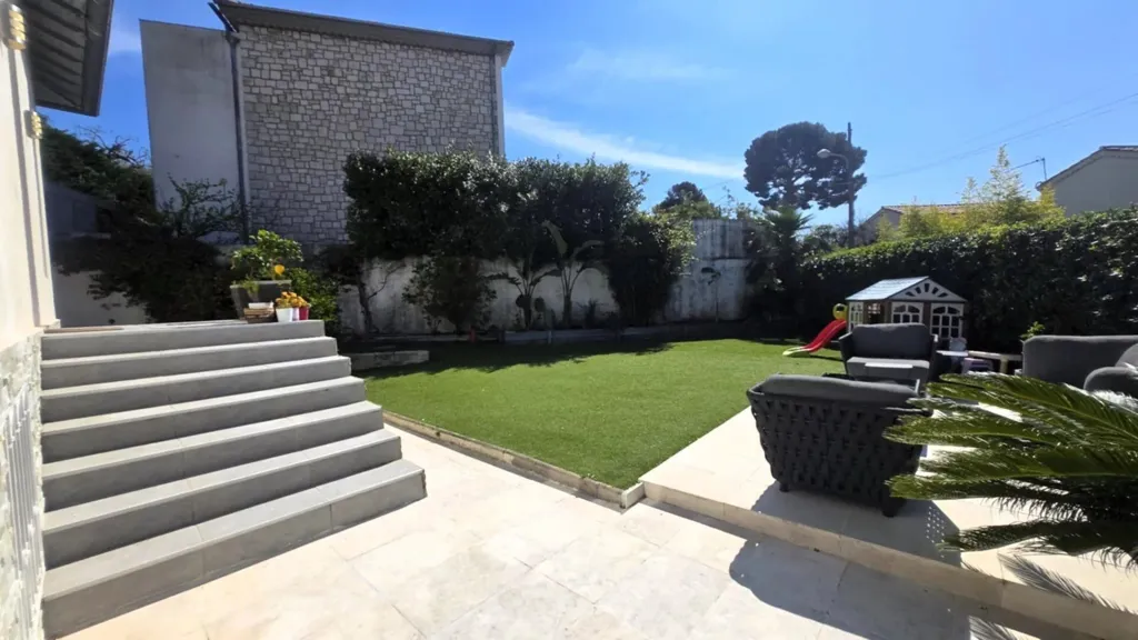 Aed - 1930s Villa with Garden in Nice